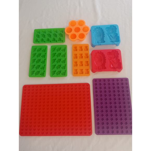 Lot of 9 Silicone Candy Molds Gummy Bears Dinosaurs Hearts Stars Animals - Picture 6 of 6